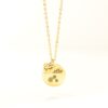 Bijou en acier personnalisé avec deux pendentifs : un gros disque gravé avec 3 petites fleurs et un petit coeur sur lequel est gravé Hubb - Amour en arabe