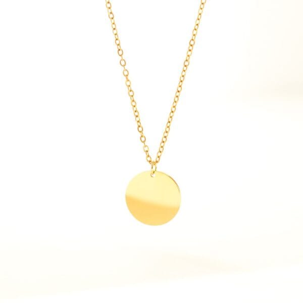 Bijou Laska doré, avec une chaine fine et un médaillon rond à graver