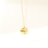 Collier avec double pendentif gravés : un rond et un petit coeur. Gravure en arabe et en lettre latine