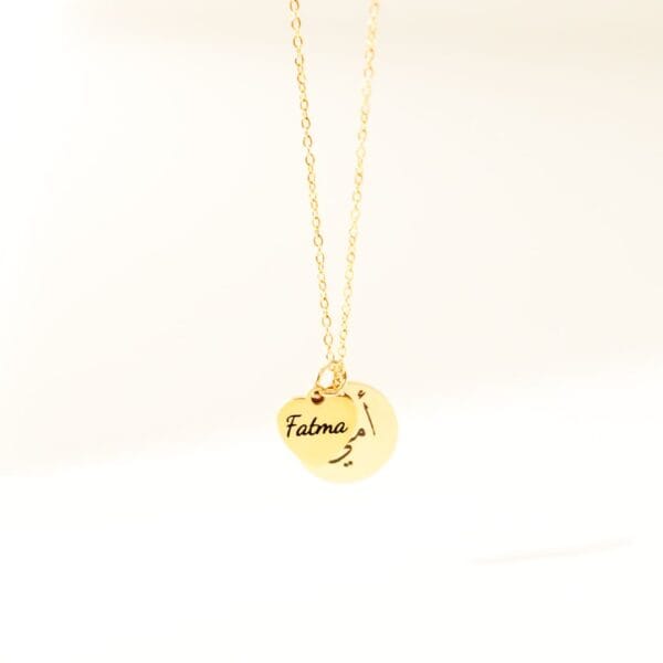 Collier avec double pendentif gravés : un rond et un petit coeur. Gravure en arabe et en lettre latine