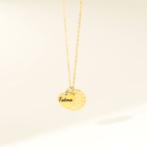 Bijou couleur or avec deux pendentifs : un rond martelé et un petit coeur lisse gravé