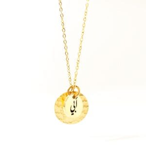 Bijou personnalisé couleur or avec deux pendentifs : un disque martelé et un petit disque lisse gravé