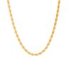 Collier doré torsadé sur fond blanc
