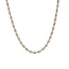 Collier argenté torsadé sur fond blanc