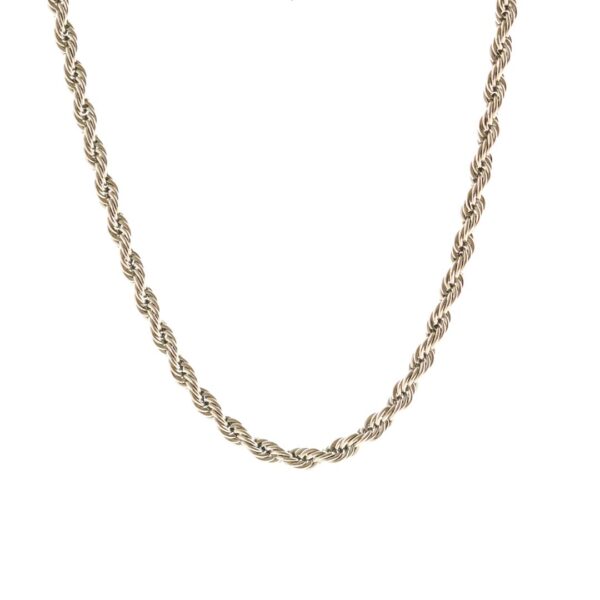 Collier argenté torsadé sur fond blanc