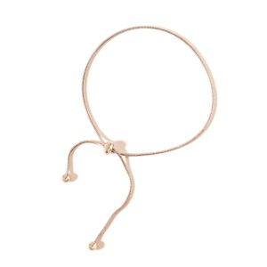 bracelet à fermeture coulissante. Acier, couleur argent, sur fond blanc