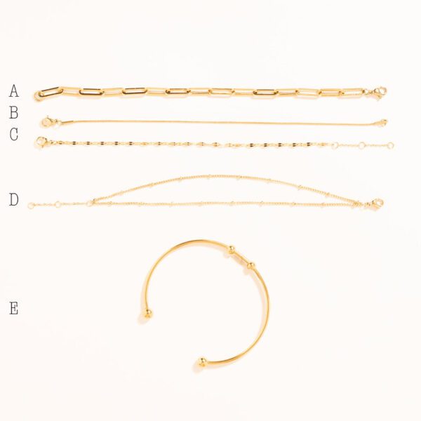 Lot de 5 bracelets dorés, posés sur fond blanc, numéroté de A à E