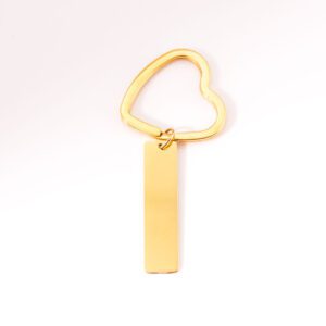 porte clé doré à personnalisé posé sur fond blanc, anneau en coeur
