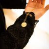 Collier personnalisé, gravé avec le dessin d'un famille fait par un enfant, tenu en main