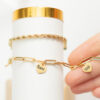 BRacelet doré à anneaux avec 3 pendentif coeurs attachés, personnalisés